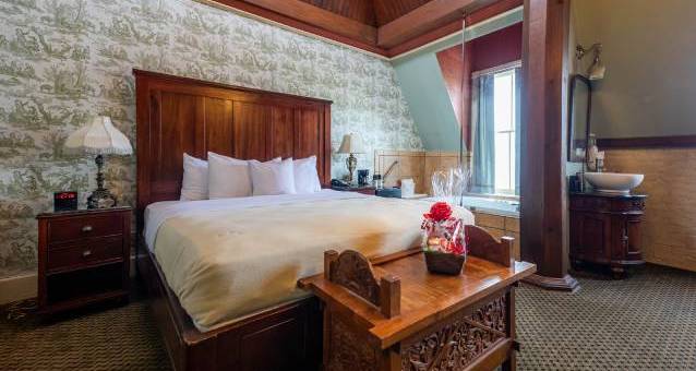 Crescent Hotel Premium Room Image